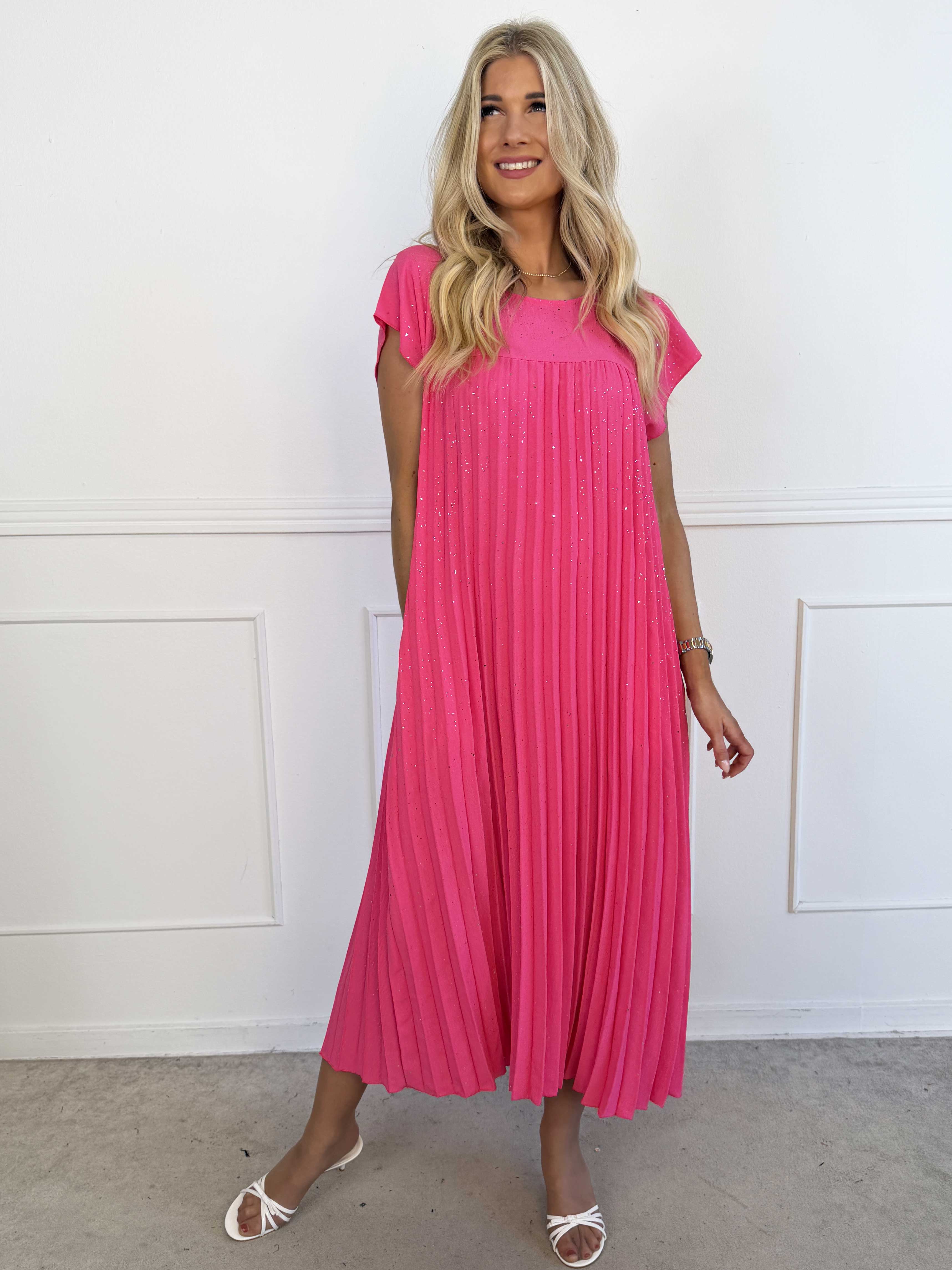 Nancy Glitter - Lang plus size kjole med plisseringer og lommer